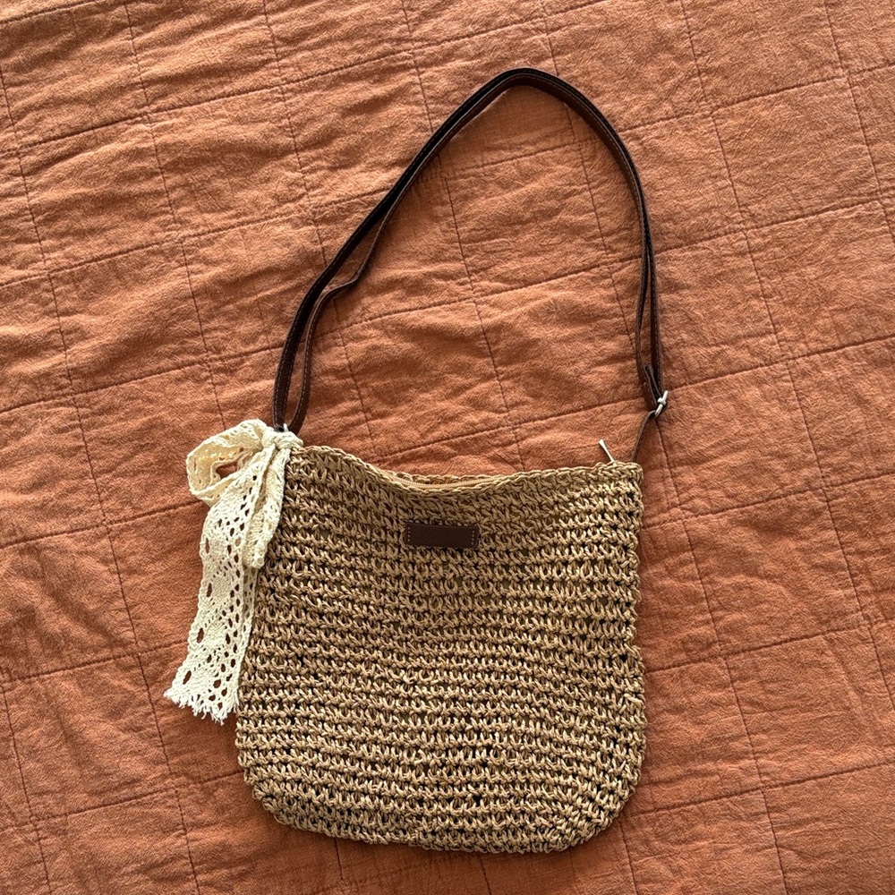 Chic Tan Woven Bag with Cream Accent